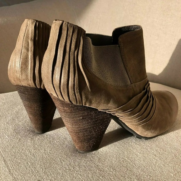 VINCE CAMUTO 11 Bronco Ankle Bootie Heeled Pleated - Picture 3 of 8